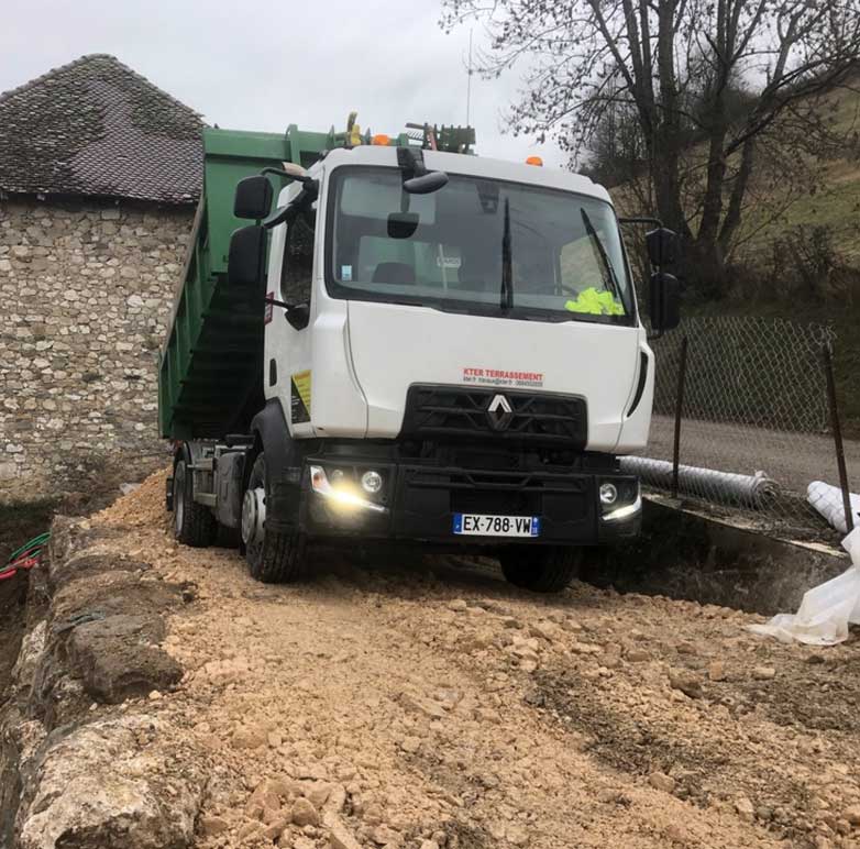 Jardin livraison de terre végétale