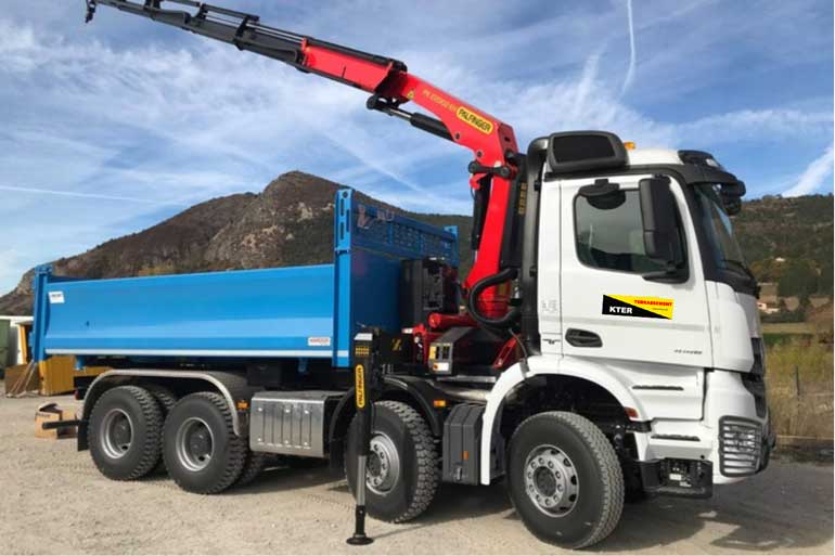 Camion benne équippée grue de levage